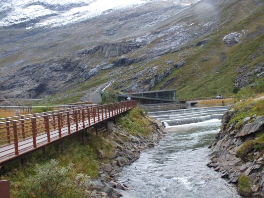 Norwegian roads the blend into the surrounding landscape.